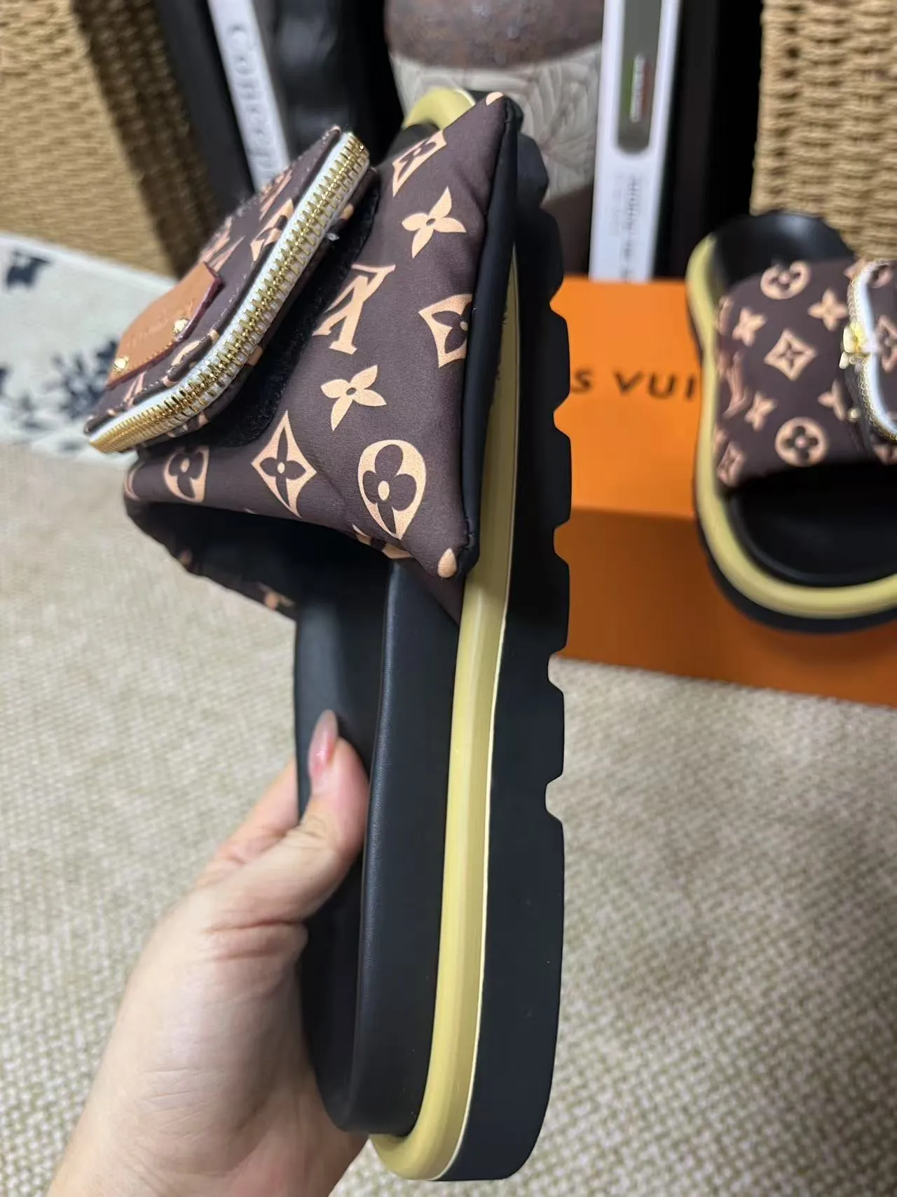 P380 yuan LV Louis Vuitton Full of high-end feel! A popular model among bloggers at home and abroad, it’s retro and fashionable, and looks stunning on your feet! Mainly recommended model on the official website★ ━━━━━ ЅᏇєєt ━━━━━ ▪️Upper: original calfskin ➕5D printing process ▪️Inner: imported mixed sheepskin ▪️Outsole: original molded foam outsole ▪️Size: Female 35-40 Men's 39-44 (women's 41 men's 45)